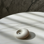 Kleine, handgegossene Keramikschale in moderner Form – ideal für Schmuck, Haargummis oder kleine Schätze. Glatte, geschliffene Oberfläche in sanften Tönen wie Beige, Creme oder Weiß. Perfekt für Badezimmer, Nachttisch oder Schreibtisch. Minimalistisch, langlebig und pflegeleicht, gefertigt in kleiner Serie. Ein schönes kleines Geschenk für Freundinnen, Deko-Fans oder für Pinterest-/TikTok-inspirierte Interiors im Scandi-, Boho- oder Modern-Style.