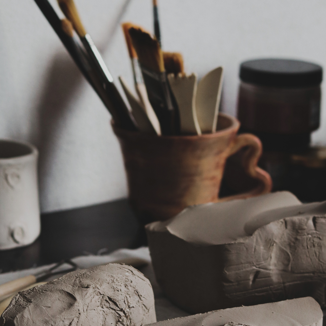 Boho-inspirierte Tonarbeiten im Atelier, handgefertigte Keramikstücke in Naturtönen