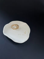 Moderne Ringschale mit „We do“-Prägung, handgetöpfert aus echtem Ton – stilvolle Alternative zu Ringkissen oder Ringbox, perfekt für urbane Hochzeiten oder das Standesamt.