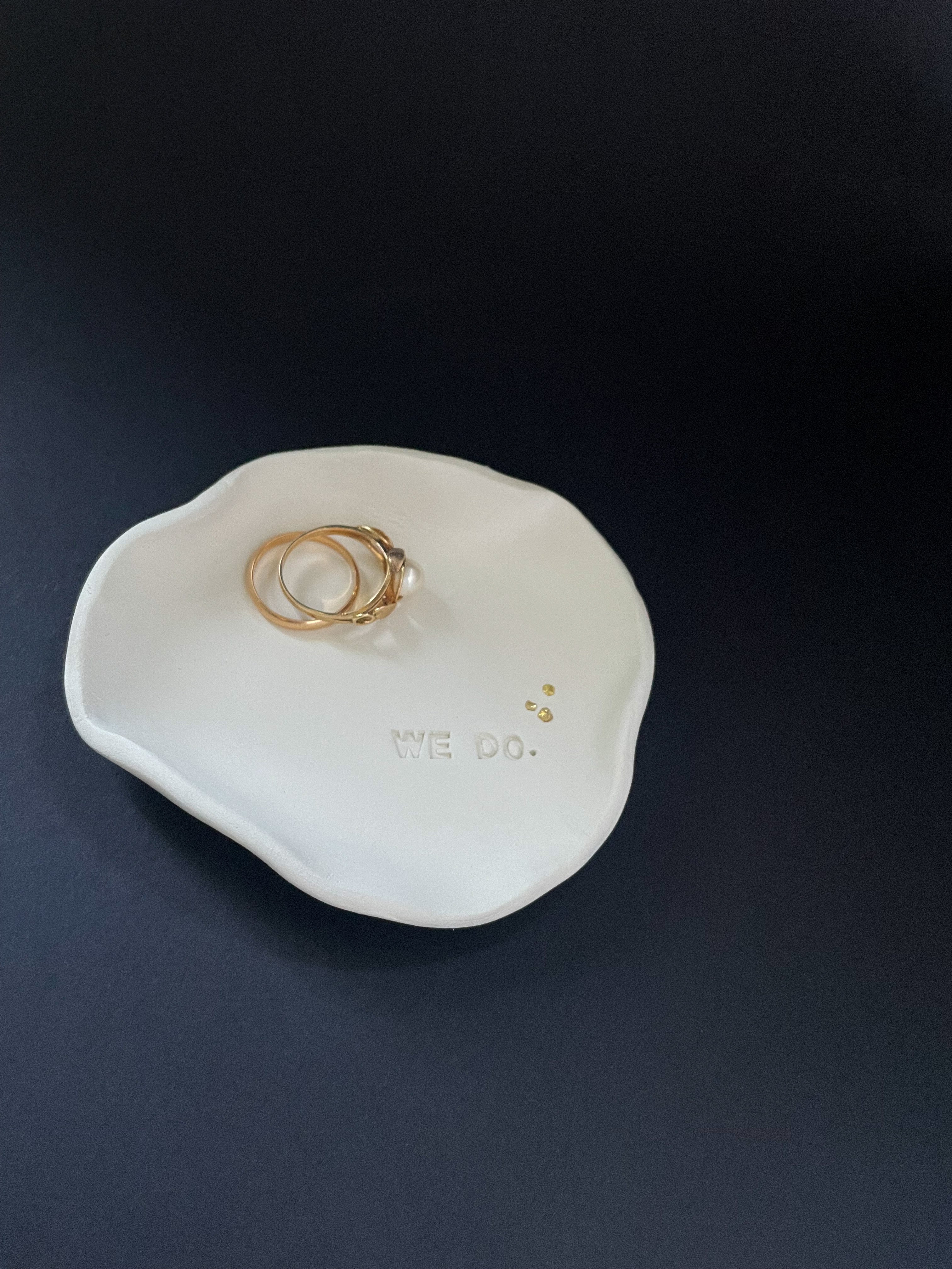 Moderne Ringschale mit „We do“-Prägung, handgetöpfert aus echtem Ton – stilvolle Alternative zu Ringkissen oder Ringbox, perfekt für urbane Hochzeiten oder das Standesamt.