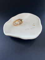 Keramikschale mit „We do“-Prägung und rustikalen Goldakzenten – moderne Ringschale für Verlobung oder Hochzeit, unkonventionelle Alternative zum klassischen Ringkissen.

