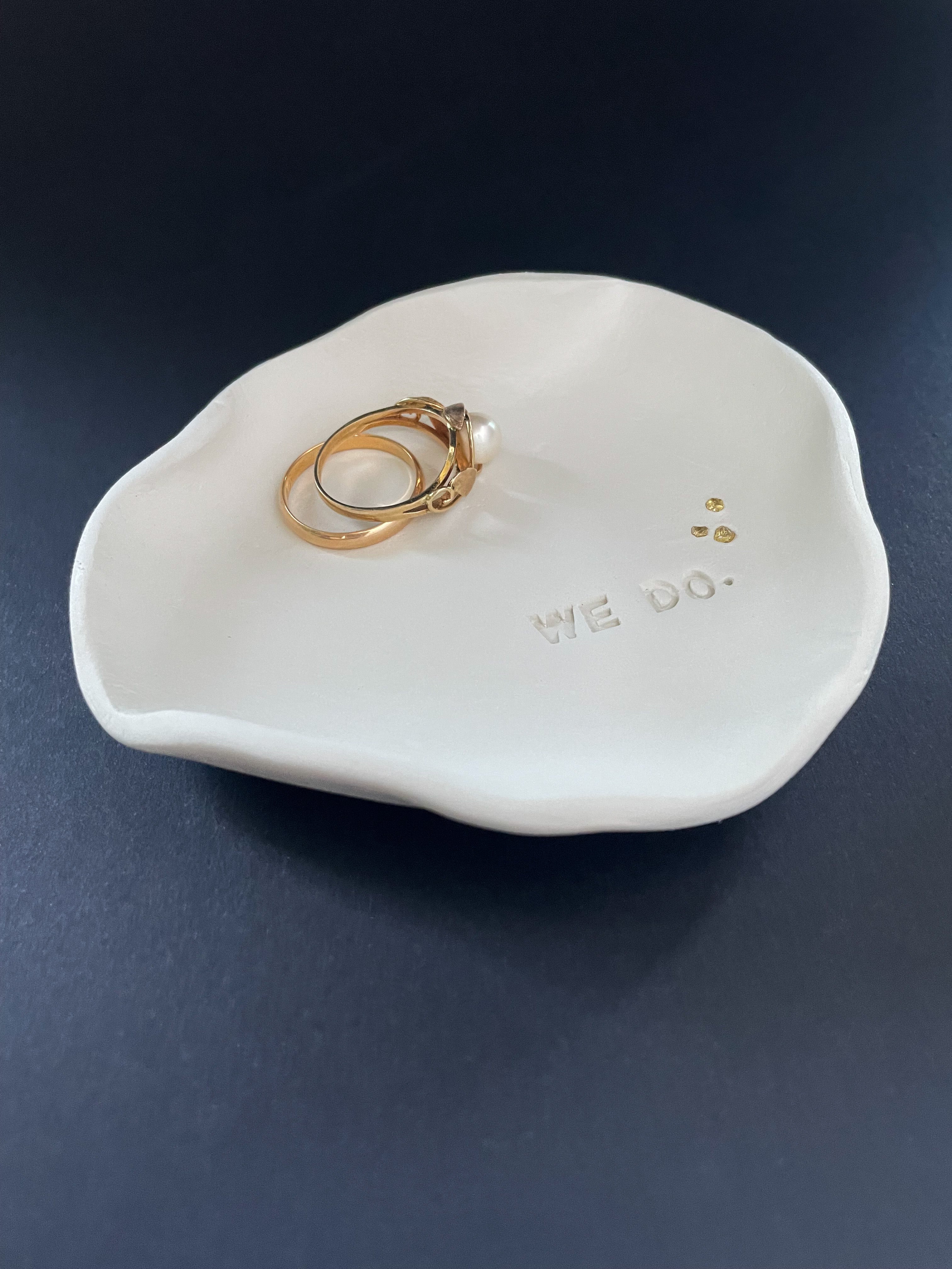Keramikschale mit „We do“-Prägung und rustikalen Goldakzenten – moderne Ringschale für Verlobung oder Hochzeit, unkonventionelle Alternative zum klassischen Ringkissen.

