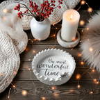 Minimalistischer Keramik-Adventskalender in Weiß, handgegossen und mit Tissue-Lack veredelt. Innen Schriftzug „the most wonderful time“, außen Zahlen 1–24. Der kleine sternförmige Marker wandert Tag für Tag weiter. Ein moderner, interaktiver und nachhaltiger Countdown für Weihnachten. Ideal als Geschenk, Winterdeko, für Wohnzimmer, Küche oder Office. Hochwertig verarbeitet, langlebig und jedes Jahr wieder nutzbar – perfekt für Hundeliebhaber, Designfans und Winterästhetik.