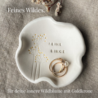 Feine handgemachte Schmuckschale mit botanischer Prägung der wilden Möhre, goldenen Details und der Aufschrift „Feine Dinge“ – Geschenk mit Herz und Stil, handmade in Germany.

