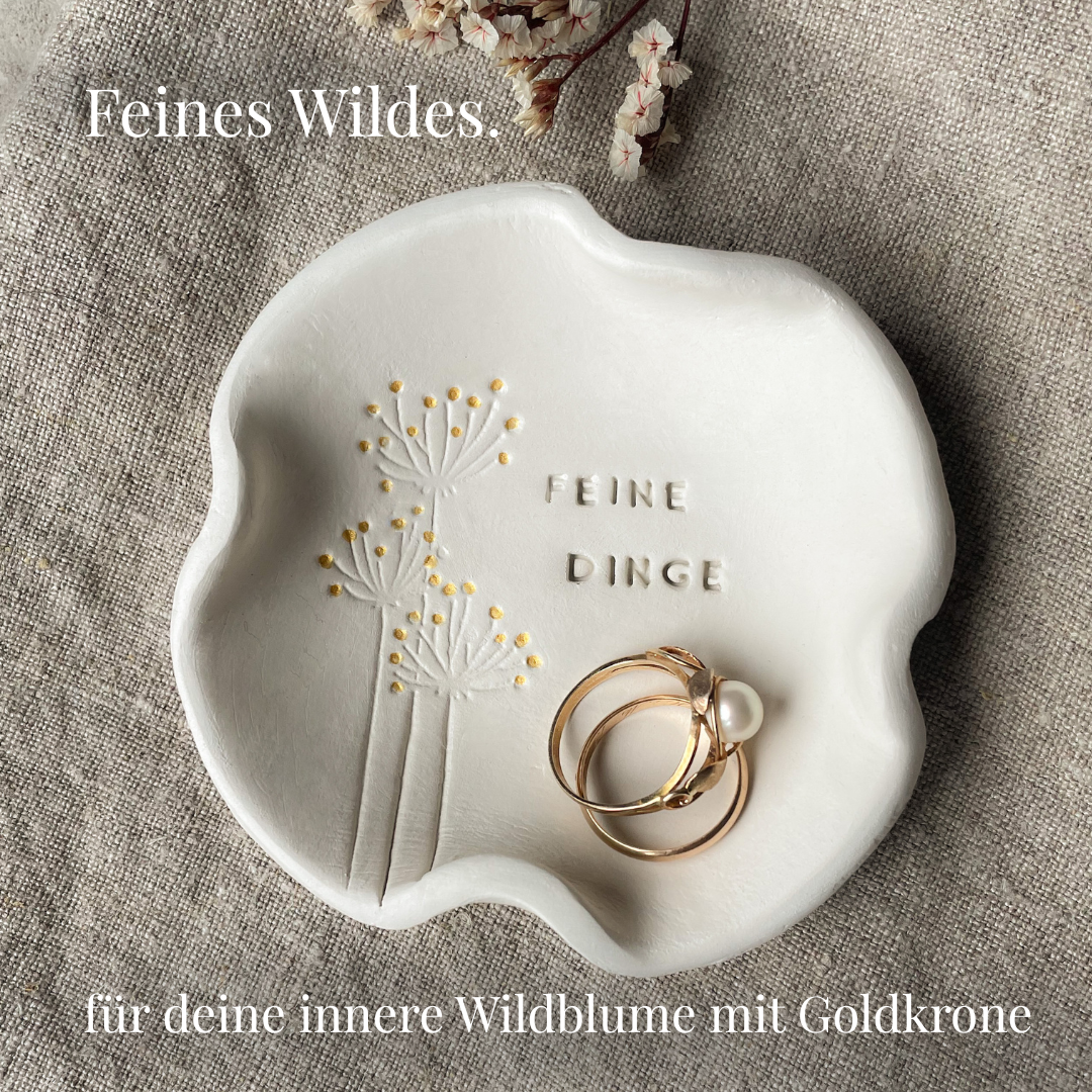 Feine handgemachte Schmuckschale mit botanischer Prägung der wilden Möhre, goldenen Details und der Aufschrift „Feine Dinge“ – Geschenk mit Herz und Stil, handmade in Germany.

