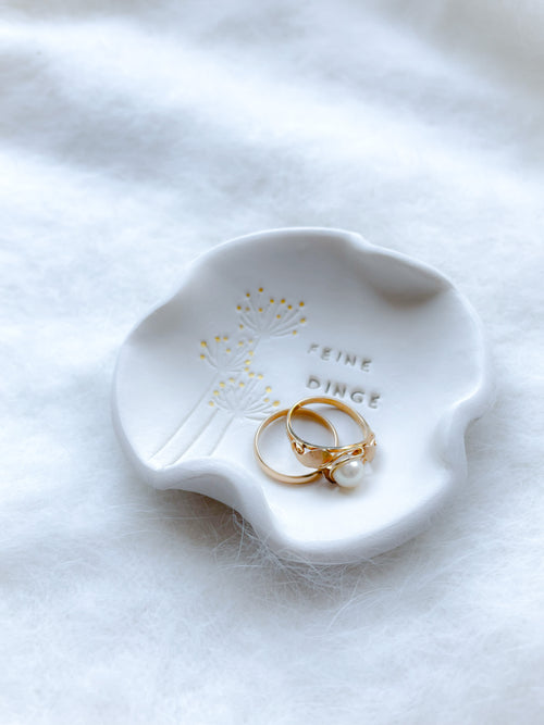 Organisch geformte Keramikschale mit zarter Wildblumenprägung, Schriftzug „Feine Dinge“ und feinen Goldakzenten – ideal als handgemachtes Geschenk für stilvolle Frauen.

