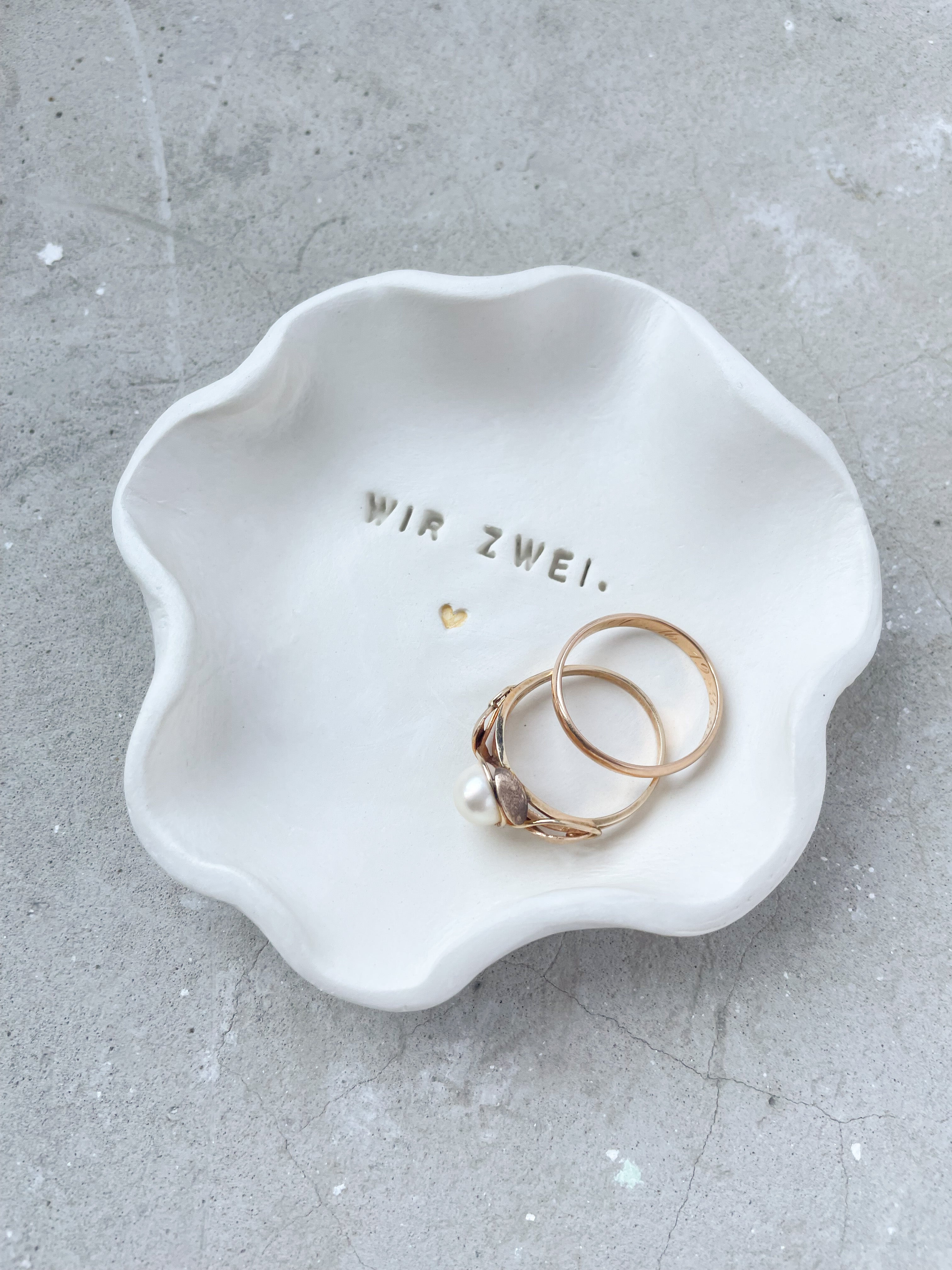 Detailansicht einer Boho-Ringschale aus Keramik mit filigraner Zweigprägung und Satinband – handgefertigt als liebevolles Hochzeitsaccessoire für Trauringe.