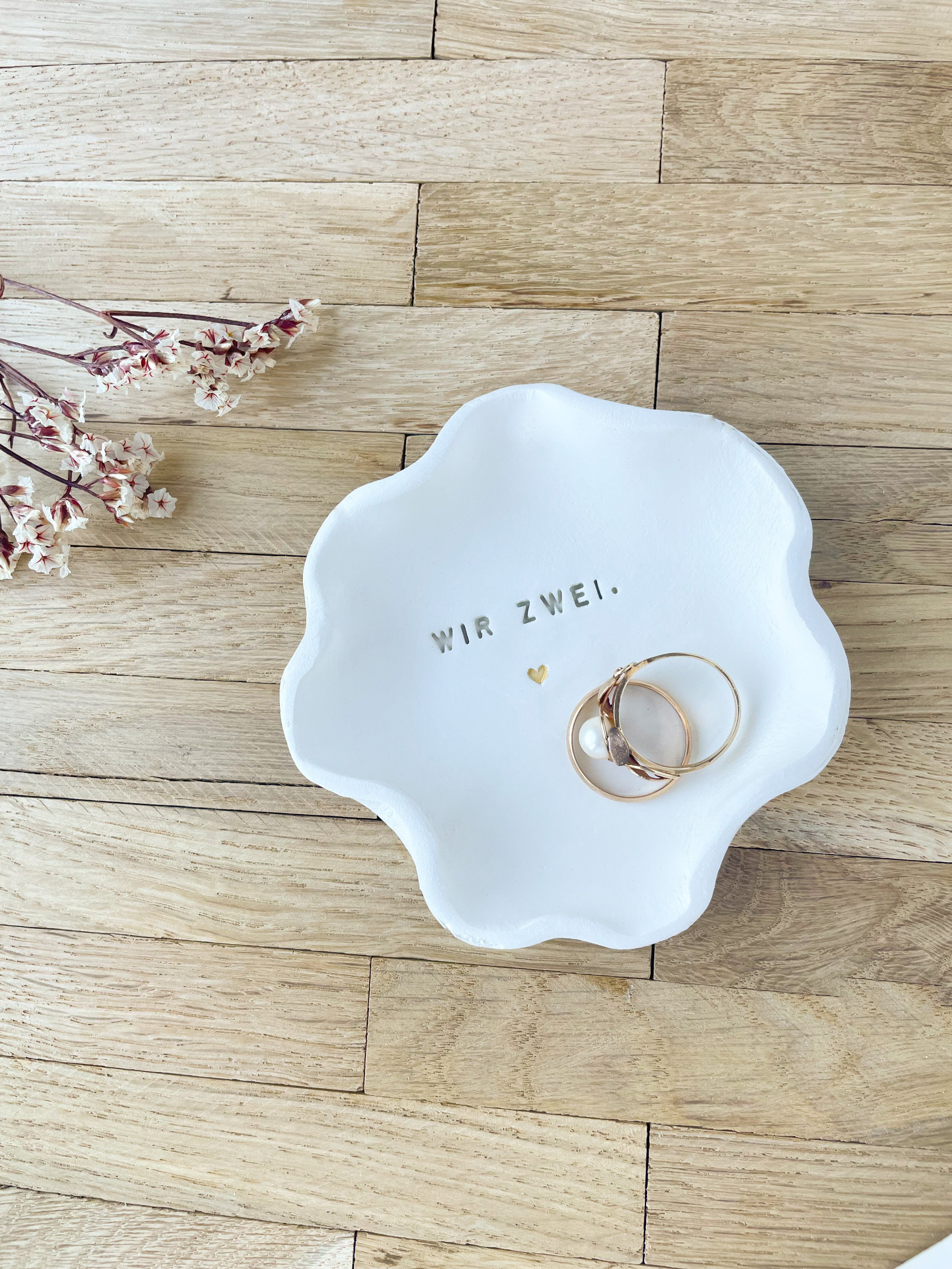 Ringe in handgemachter Keramikschale mit Boho-Prägung – stilvolle Alternative zu Ringbox oder Ringkissen, ideal für Hochzeitszeremonien mit persönlicher Note.

